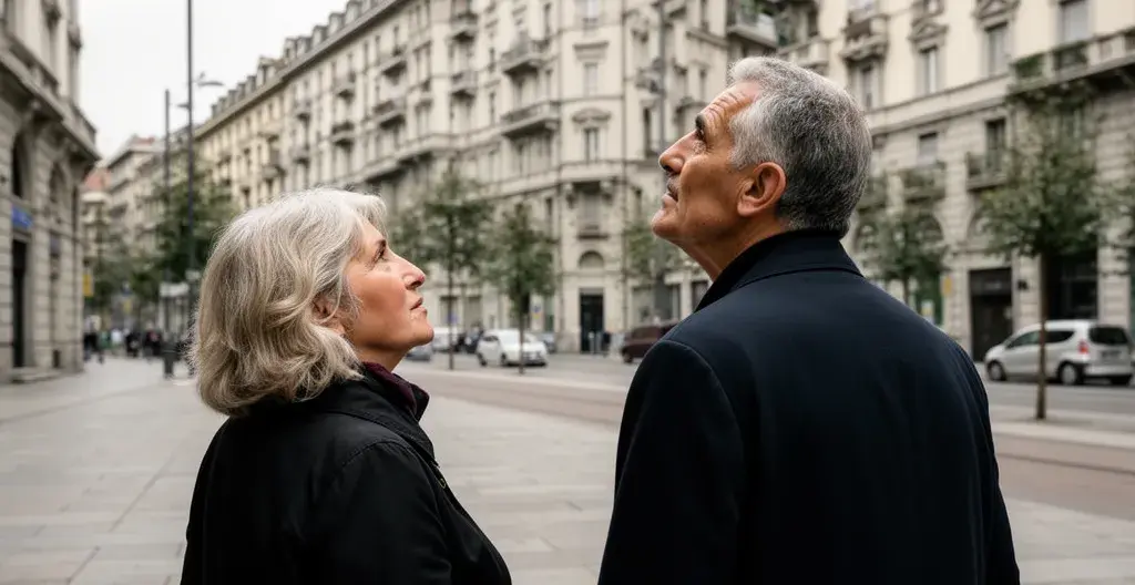 Coppia matura italiana osserva edificio residenziale milanese per valutazione immobiliare